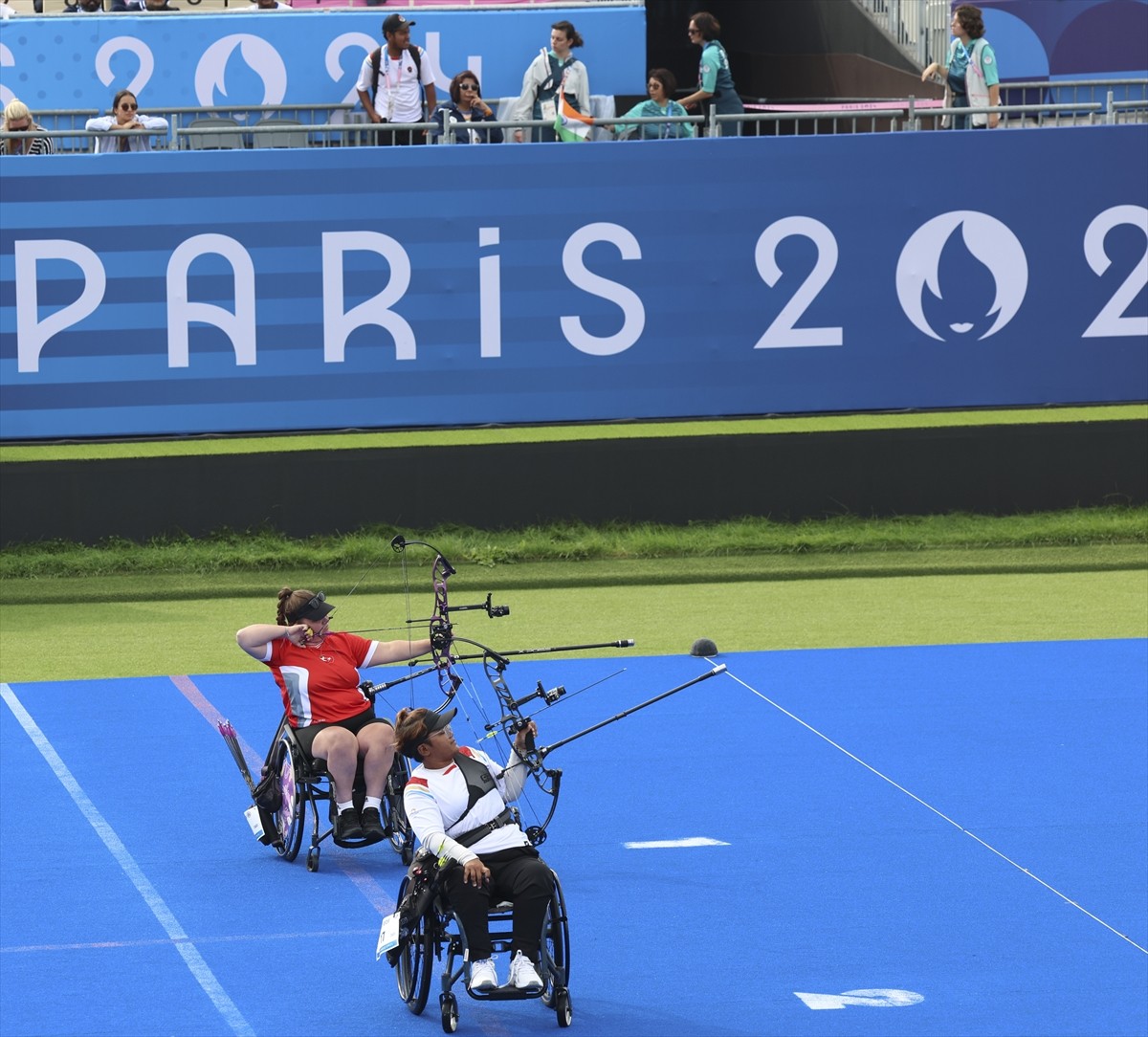 Paris 2024 Paralimpik Oyunları'nda kadınlar makaralı yay son 16 turunda milli para okçu Öznur Cüre...