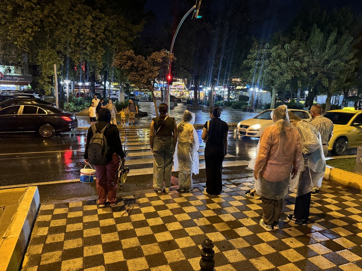 Tekirdağ'ın Süleymanpaşa ve Çorlu ilçelerinde sağanak etkili oldu. Bazı vatandaşlar şemsiye ve...