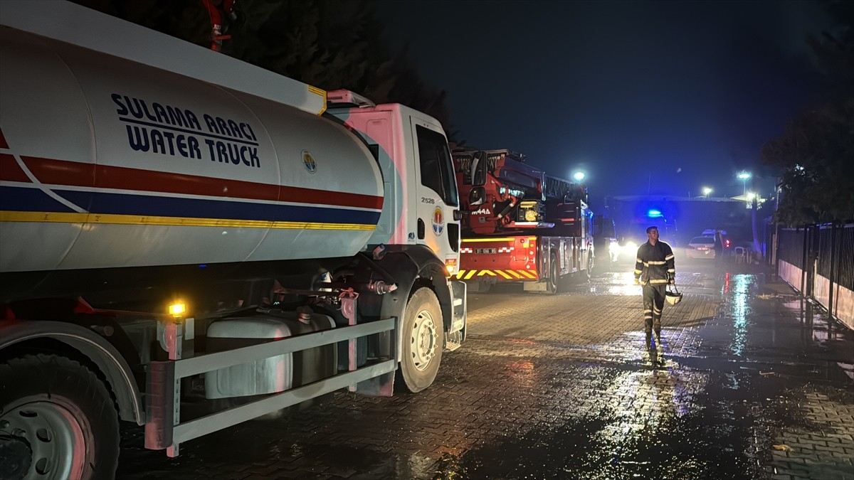 Adana'da, Merkez Sarıçam ilçesi Dağcı Mahallesi'nde, geri dönüşüm fabrikasındaki yangın...