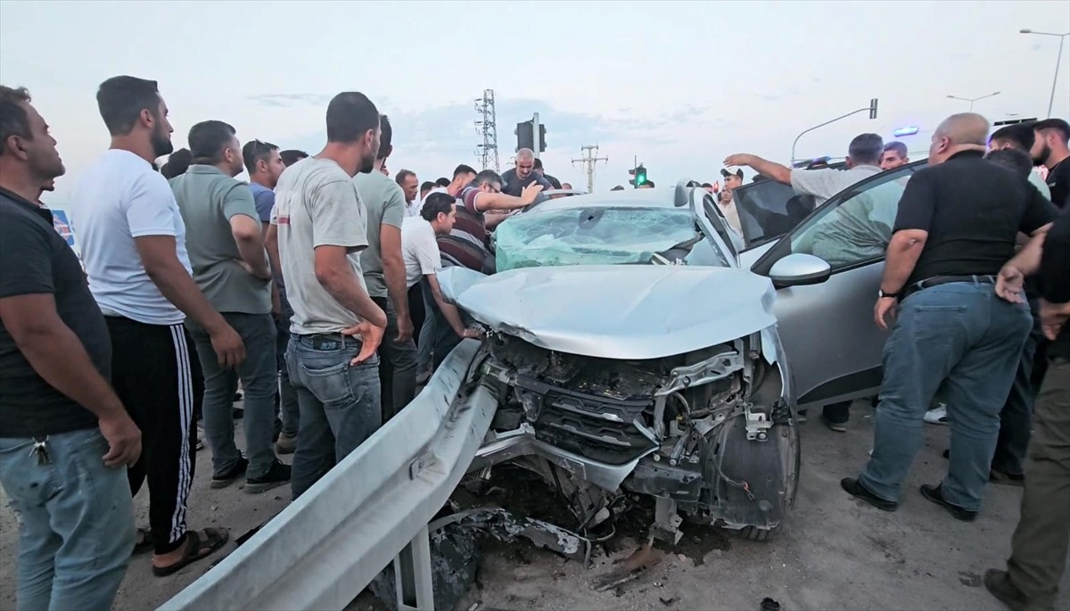 Aksaray'da iki otomobilin çarpışması sonucu 2'si ağır 4 kişi yaralandı.