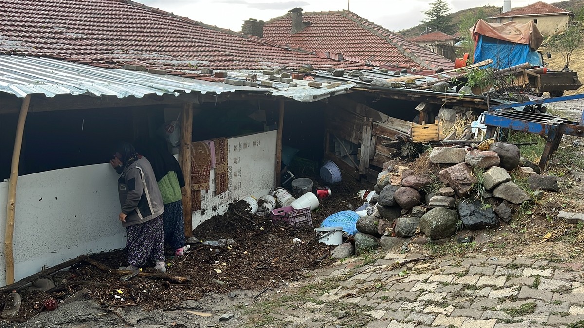 Ankara'nın Çubuk ilçesinde sağanak sonucu sel ve su baskınları meydana geldi. Kavaklı...