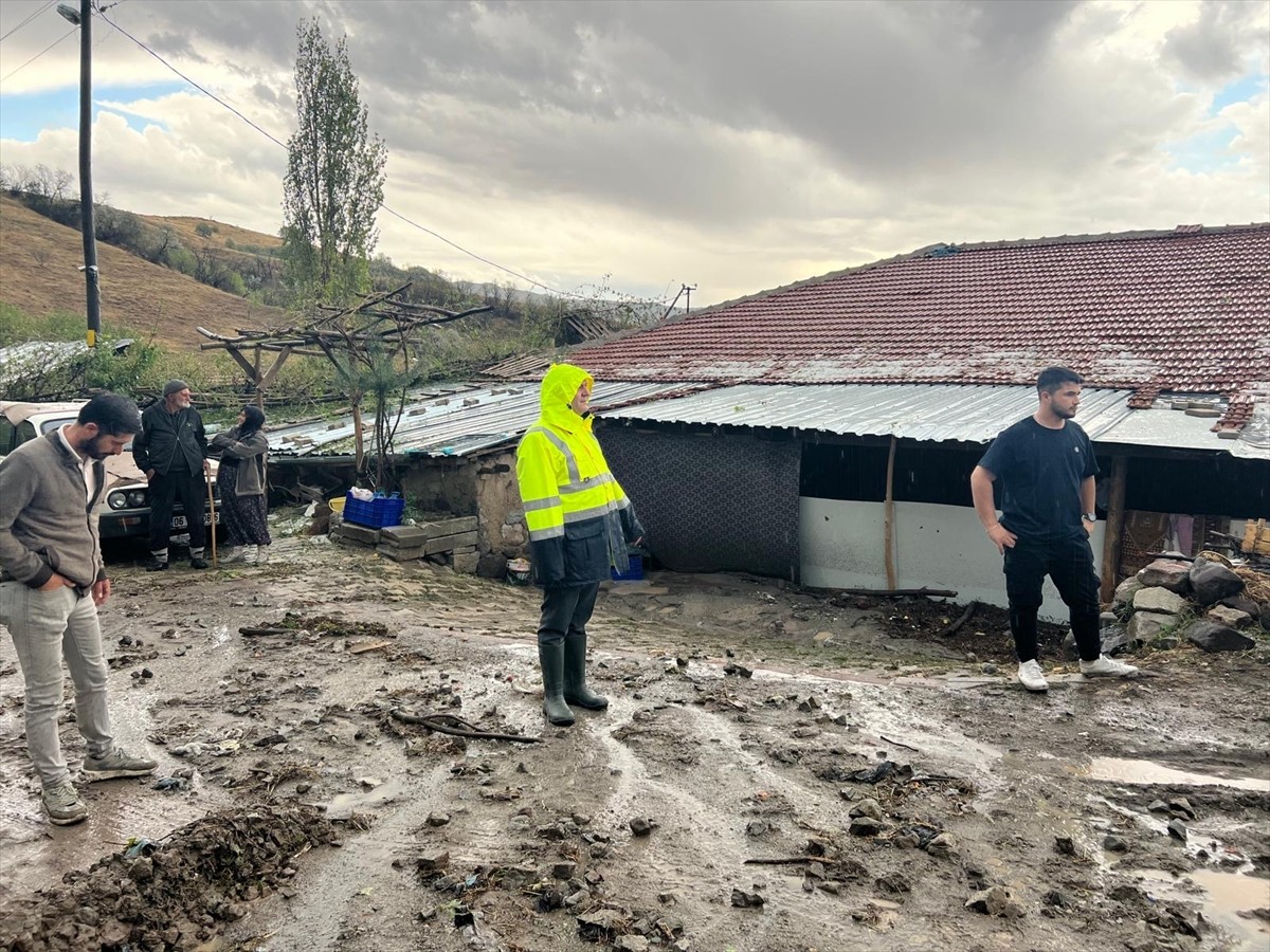 Ankara'nın Çubuk ilçesinde sağanak sonucu sel ve su baskınları meydana geldi. Kavaklı...