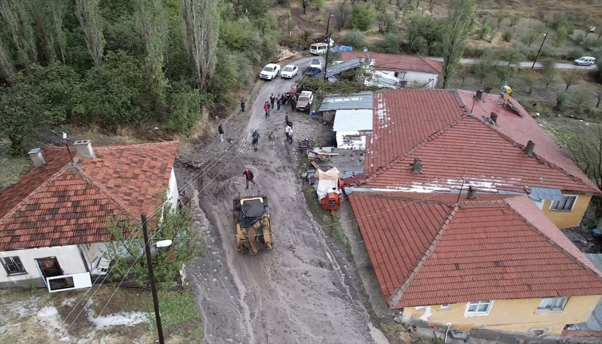 Ankara'nın Çubuk ilçesinde sağanak sonucu sel ve su baskınları meydana geldi. Kavaklı...