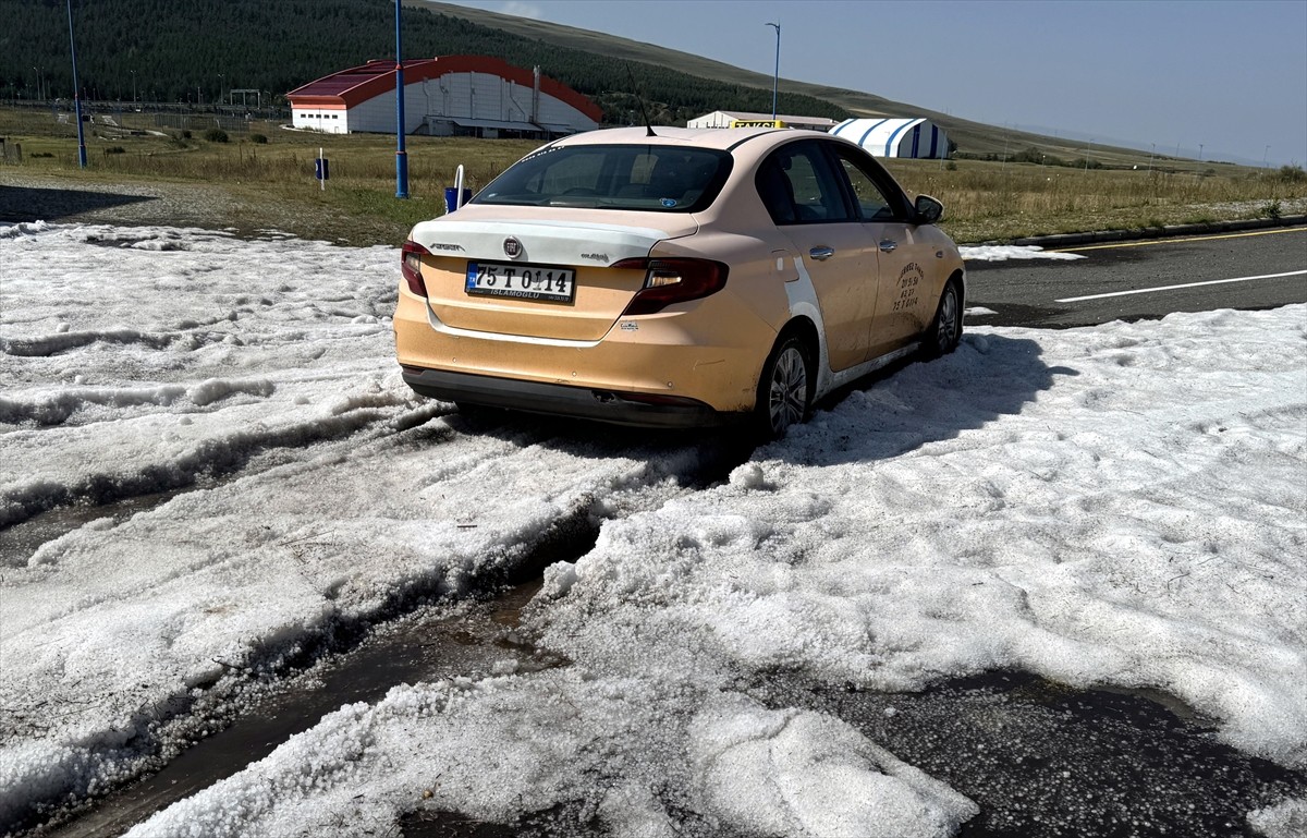 Ardahan'da il genelinde akşam başlayan sağanak, gece ve sabaha doğru yerini şiddetli doluya...