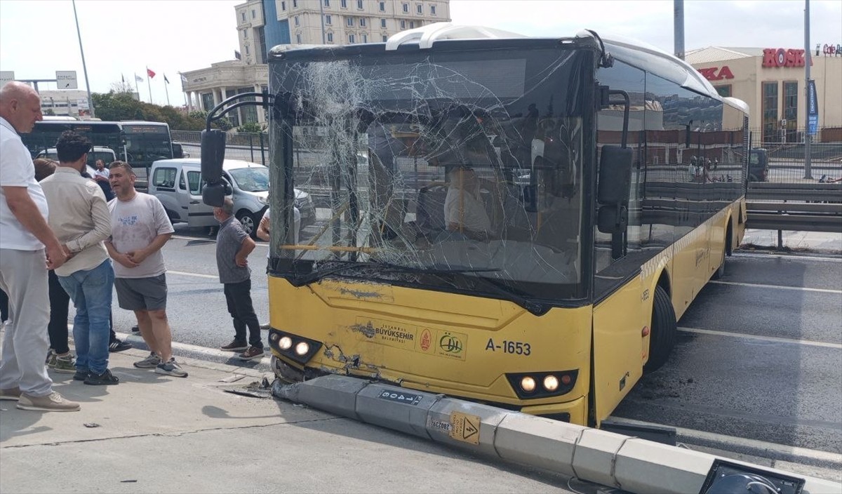 Avcılar'da, yolcusu bulunmayan İETT otobüsünün kaza yapması nedeniyle D-100 kara yolu Edirne...