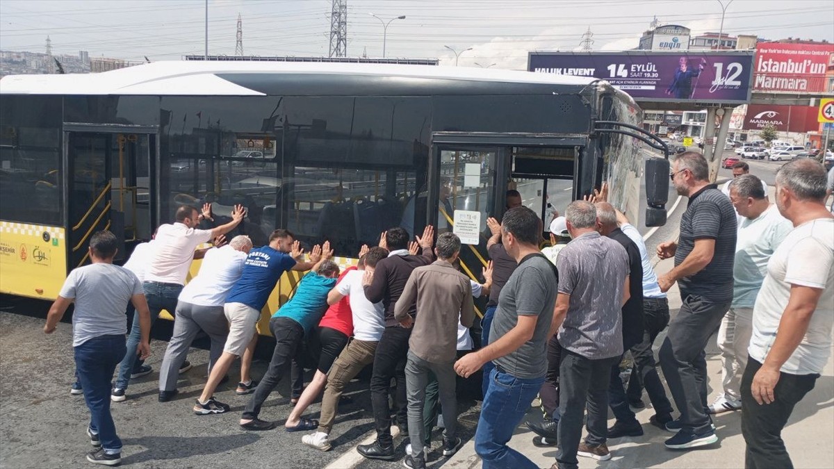 Avcılar'da, yolcusu bulunmayan İETT otobüsünün kaza yapması nedeniyle D-100 kara yolu Edirne...