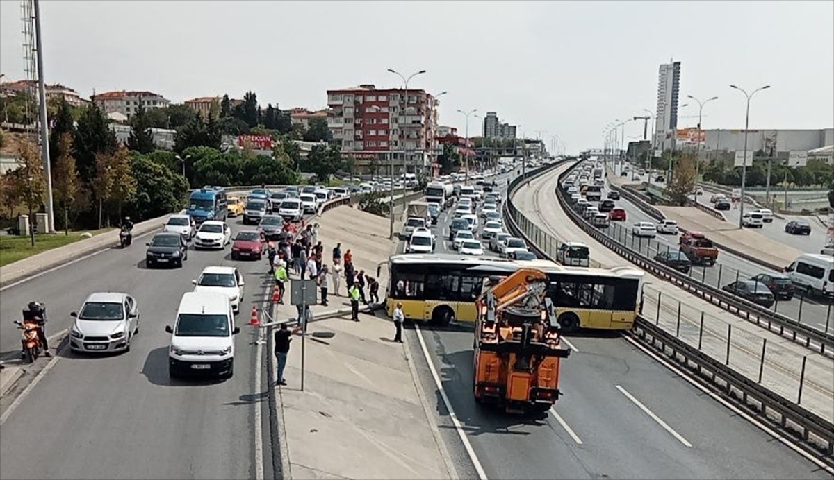 Avcılar'da yolcusu bulunmayan İETT otobüsünün kaza yapması nedeniyle D-100 kara yolunun Edirne...