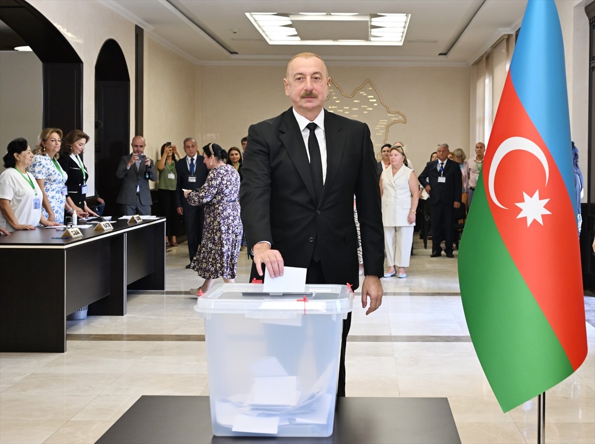 Azerbaycan Cumhurbaşkanı İlham Aliyev, ülkede yapılan 7. Dönem Milli Meclis Seçimlerinde oyunu...