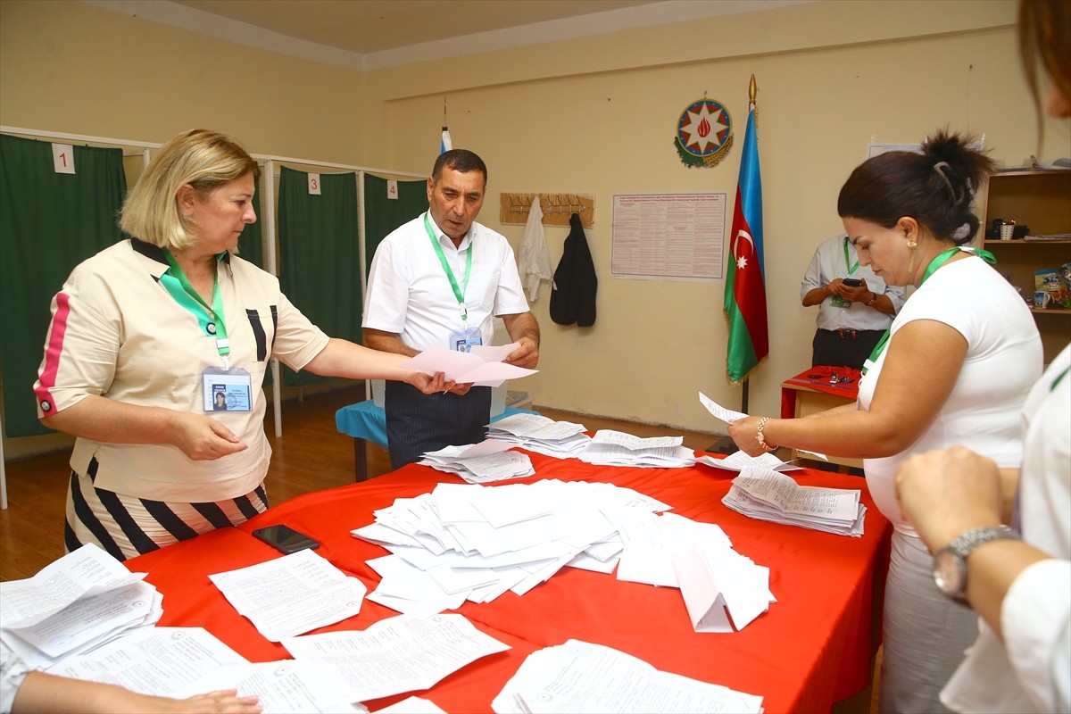 Azerbaycan'da milletvekili seçimi için oy kullanma işlemi yerel saatle 19.00'da sona erdi. 