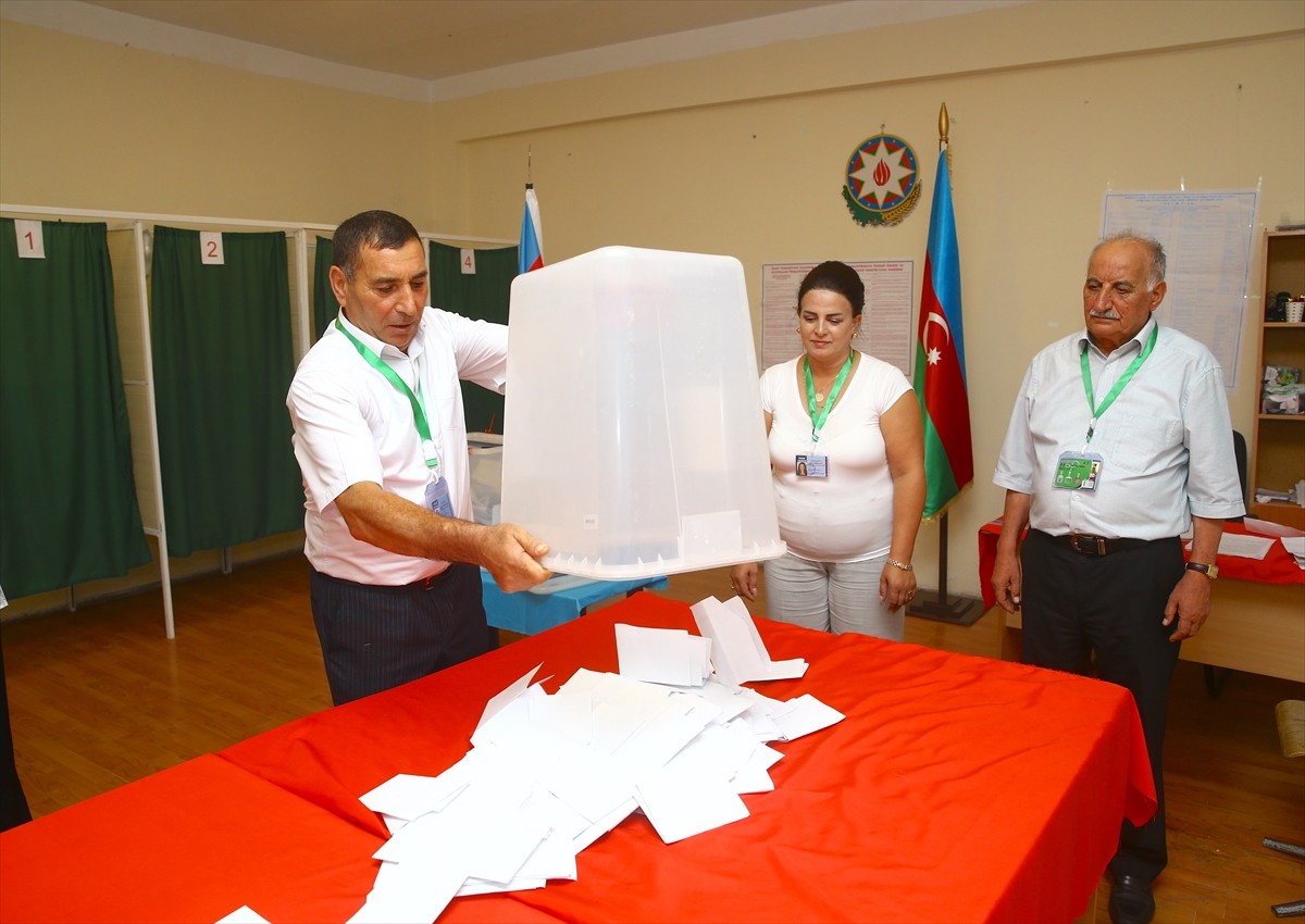 Azerbaycan'da milletvekili seçimi için oy kullanma işlemi yerel saatle 19.00'da sona erdi. 