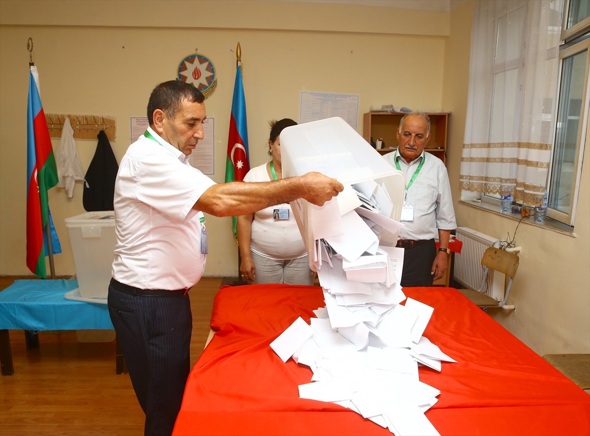 Azerbaycan'da milletvekili seçimi için oy kullanma işlemi yerel saatle 19.00'da sona erdi. 