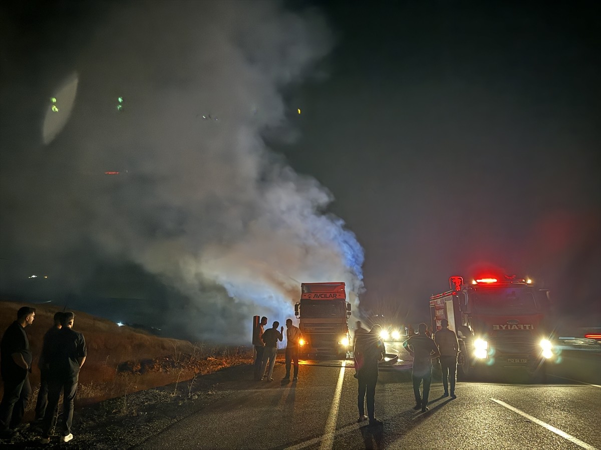 Bingöl'ün Genç ilçesinde seyir halindeki tırda çıkan yangın, itfaiye ekiplerince...