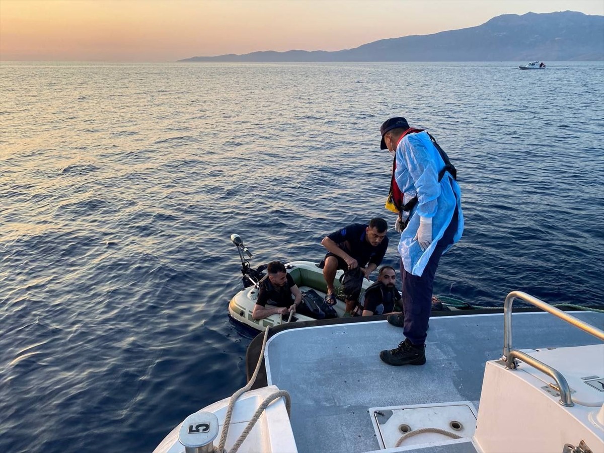 Çanakkale'nin Ayvacık ilçesi açıklarında motor arızası nedeniyle sürüklenen bottaki 4 düzensiz...