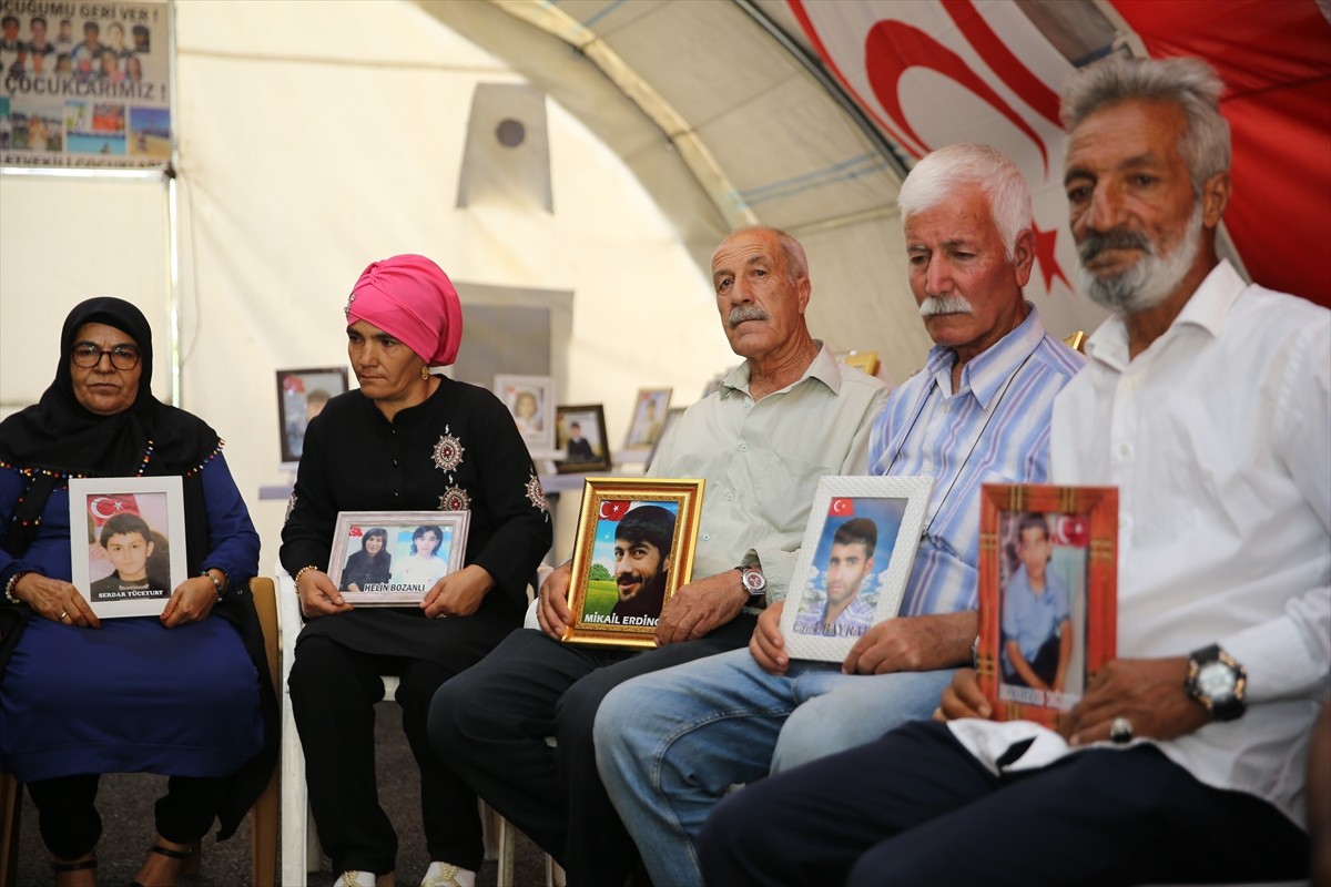 Dağa kaçırılan çocukları için eski HDP il binası önünde oturma eylemi yapan Diyarbakır annelerinin...