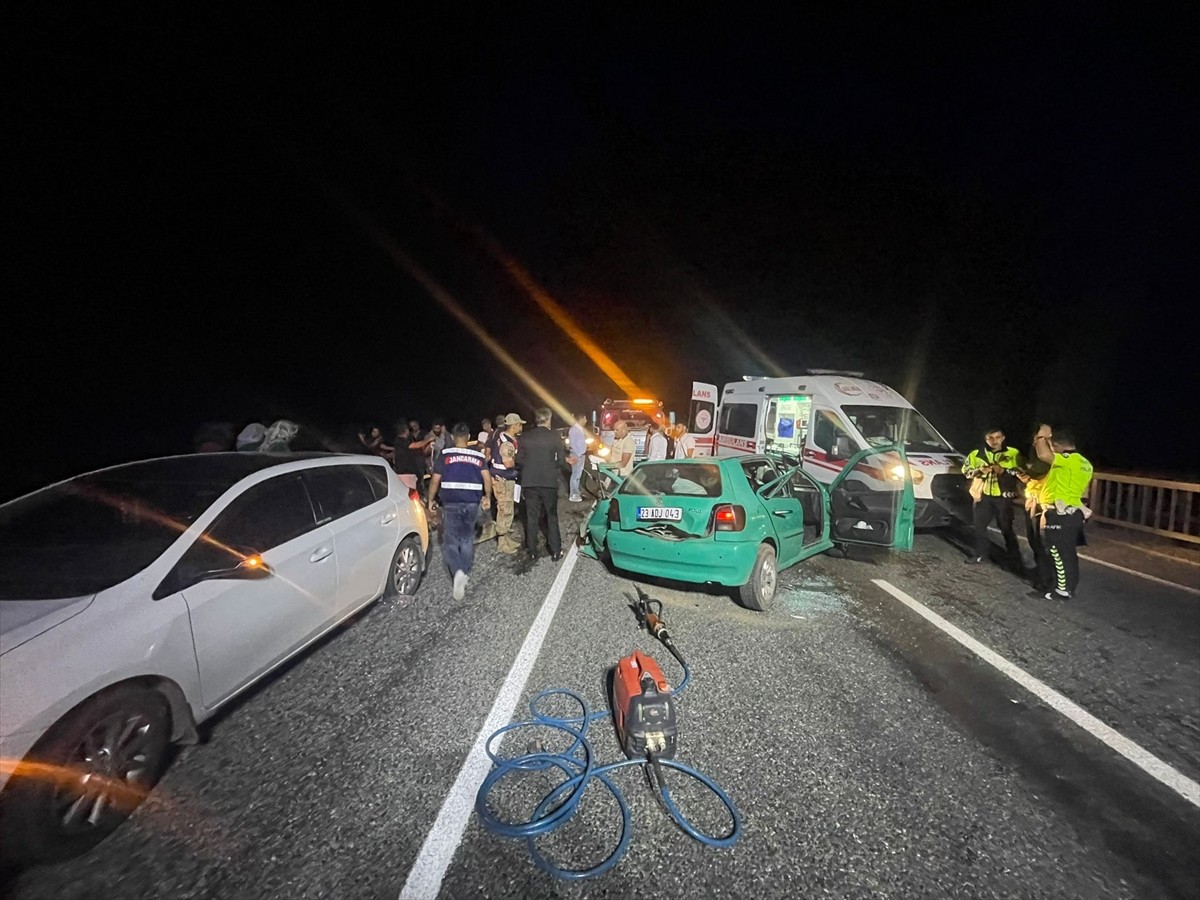 Elazığ'ın Karakoçan ilçesinde meydana gelen trafik kazasında 1 kişi öldü, 5 kişi...