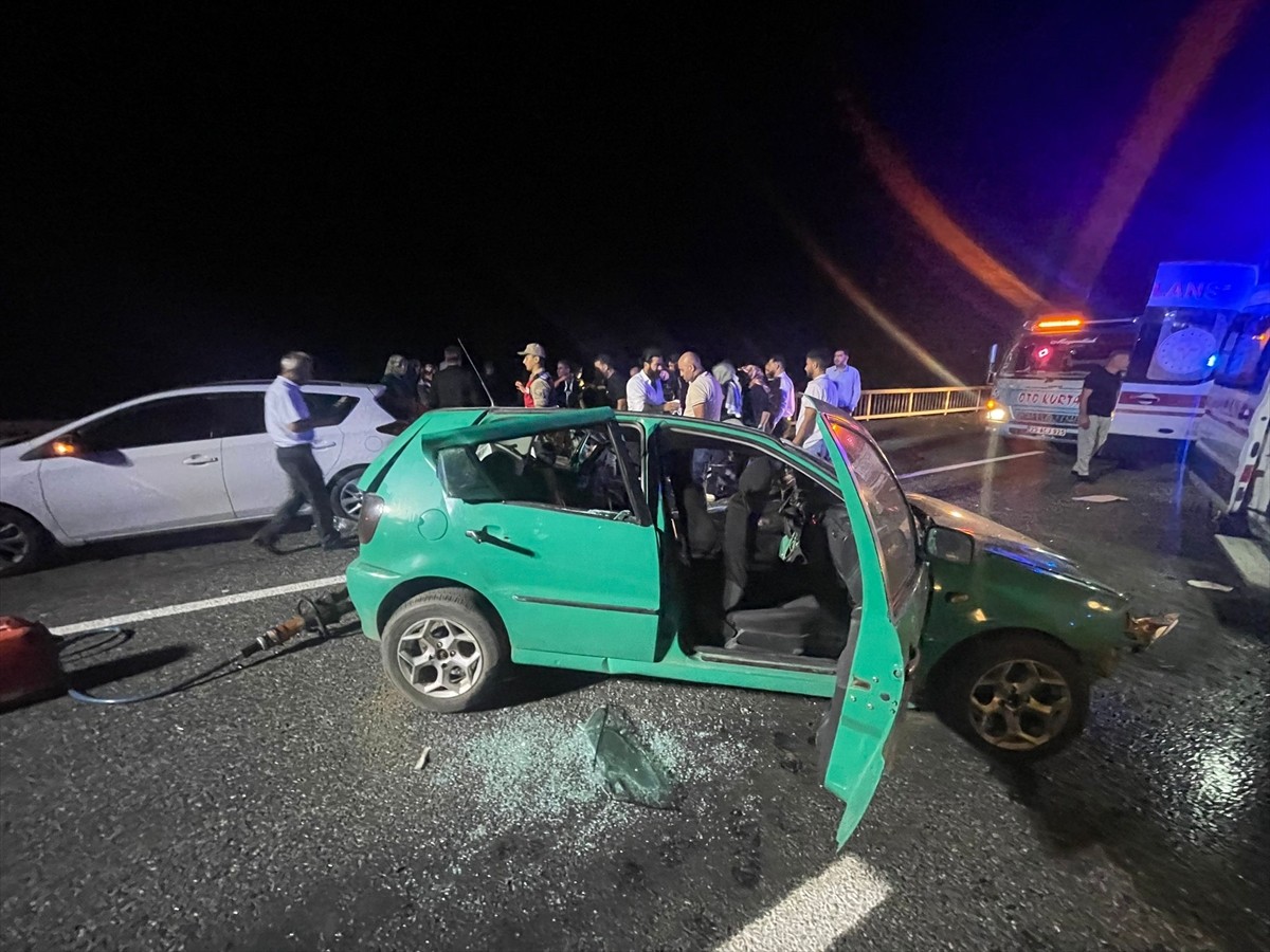 Elazığ'ın Karakoçan ilçesinde meydana gelen trafik kazasında 1 kişi öldü, 5 kişi...