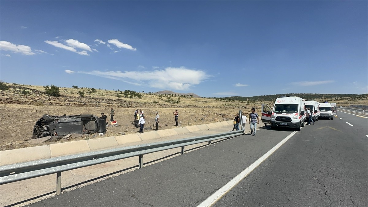 Elazığ'ın Karakoçan ilçesinde otomobilin devrilmesi sonucu 2'si ağır, 7 kişi yaralandı. Kaza...