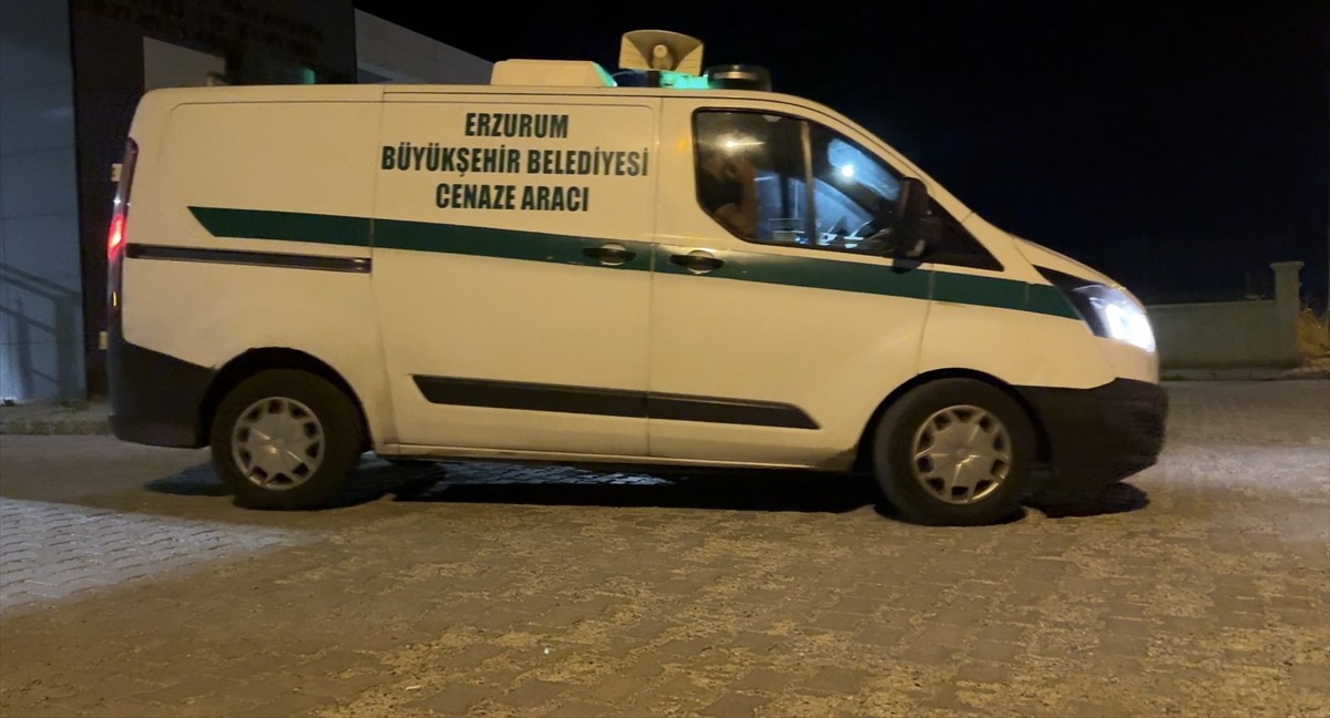 Erzurum'un Pasinler ilçesinde bir kişi, babası ve babasının arkadaşını av tüfeğiyle öldürdü....