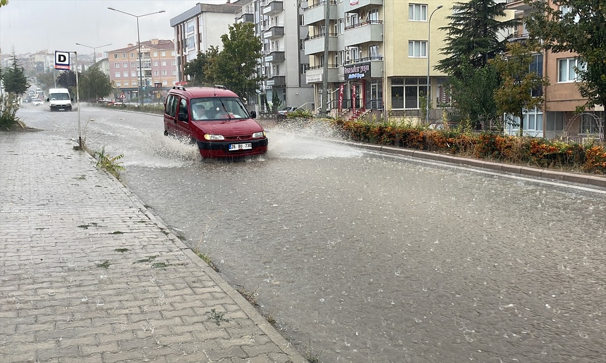 Eskişehir'de kuvvetli sağanak ve dolu hayatı olumsuz etkiledi. Kent merkezinde sağanak ve dolu...