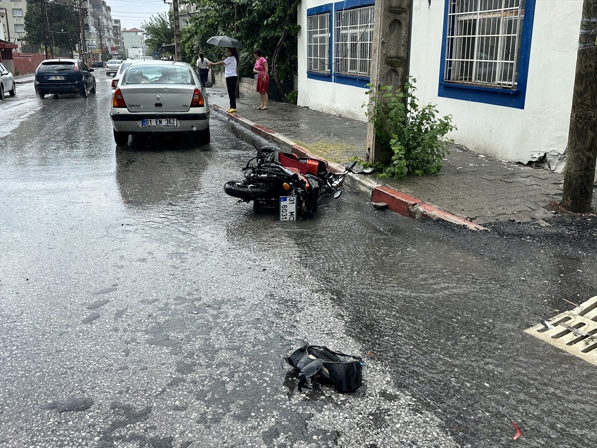 Hatay'ın Dörtyol ilçesinde 15 yaşındaki çocuğun kullandığı hafif ticari araç, seyir halindeki...