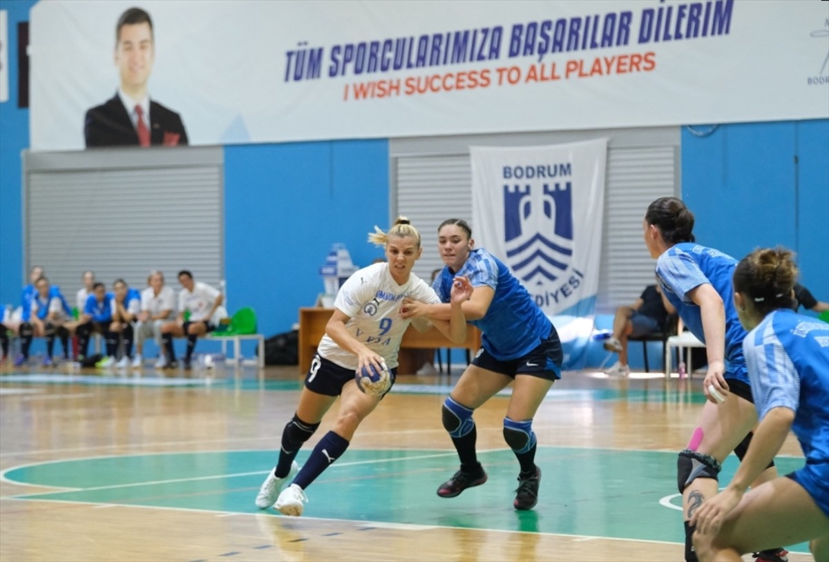 Hentbol Kadınlar Süper Lig'in ilk haftasında Armada Praxis Yalıkavak, Üsküdar Belediyesini 36-27...