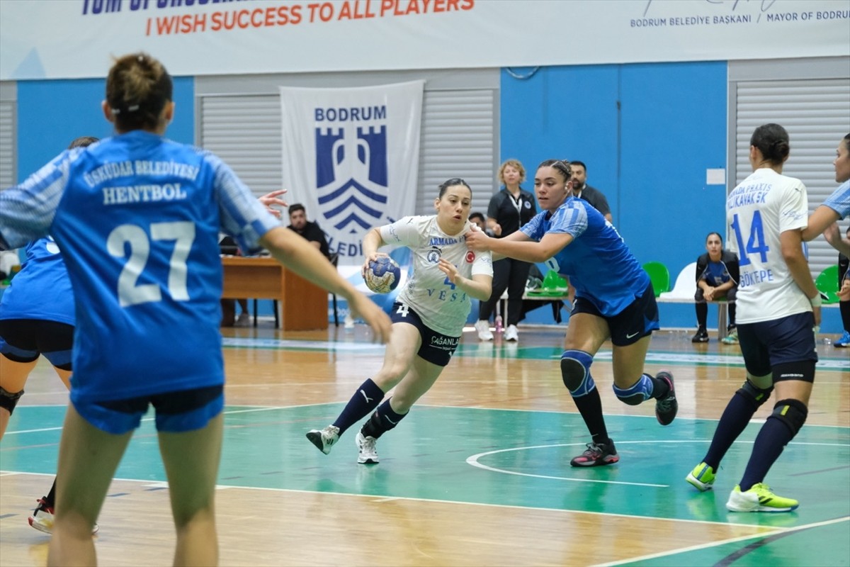 Hentbol Kadınlar Süper Lig'in ilk haftasında Armada Praxis Yalıkavak, Üsküdar Belediyesini 36-27...