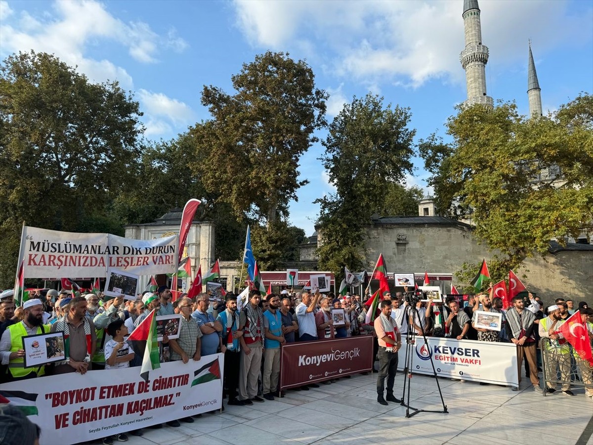 İstanbul'da çeşitli sivil toplum kuruluşlarının üyeleri, Gazze'deki katliamın durdurulması için...