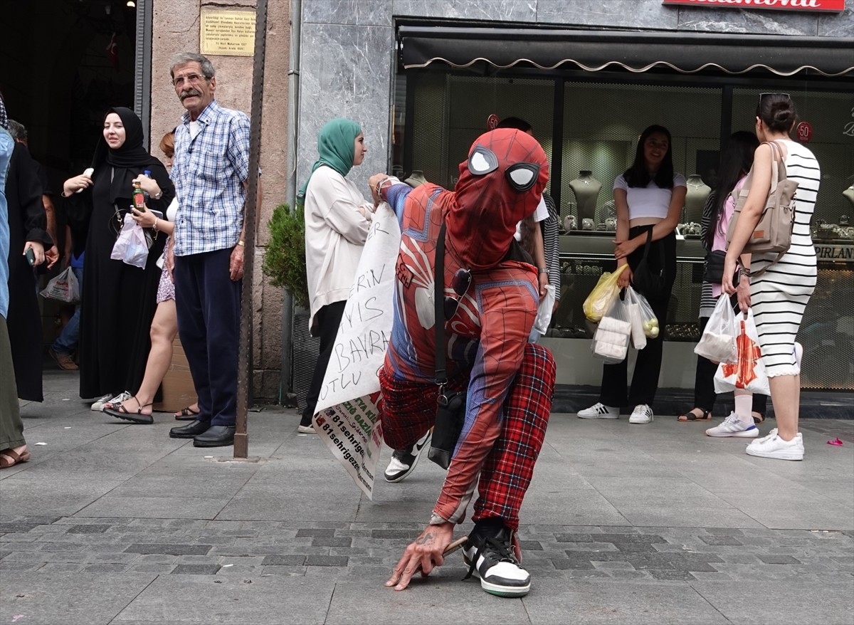 İzmir'de mankenlik ve animatörlük yapan, 6 Şubat depremlerinin ardından bölgeye giderek çocuklara...