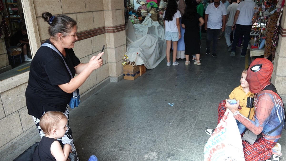 İzmir'de mankenlik ve animatörlük yapan, 6 Şubat depremlerinin ardından bölgeye giderek çocuklara...