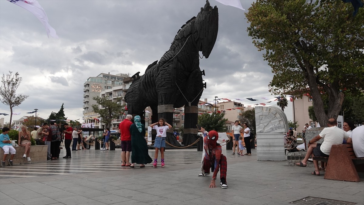 İzmir'de mankenlik ve animatörlük yapan, 6 Şubat depremlerinin ardından bölgeye giderek çocuklara...