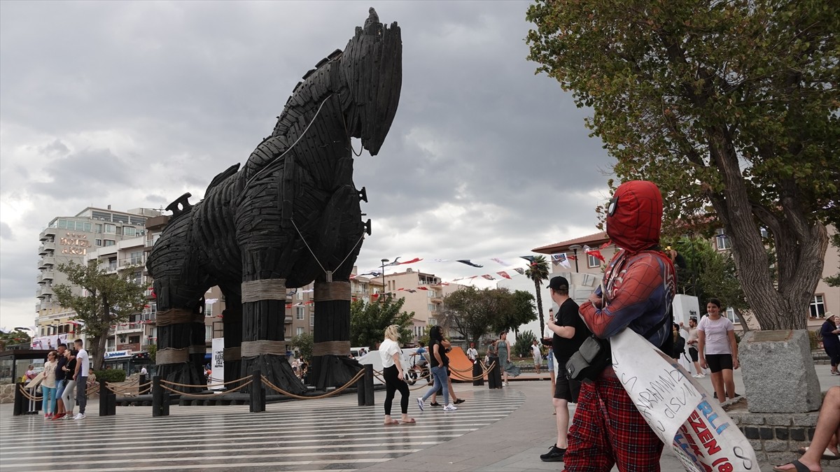 İzmir'de mankenlik ve animatörlük yapan, 6 Şubat depremlerinin ardından bölgeye giderek çocuklara...