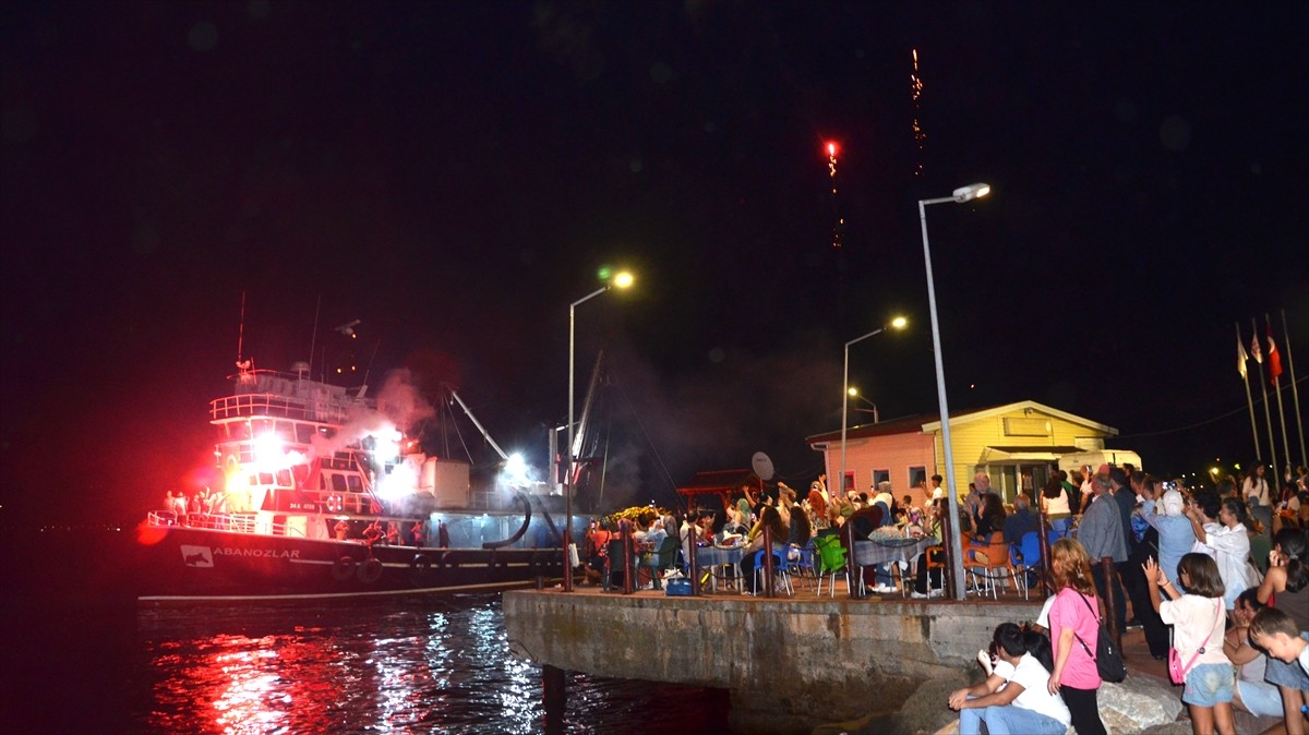 Kocaeli'de av yasağının bu gece yarısı sona ermesiyle denizlere açılacak balıkçılar için tören...