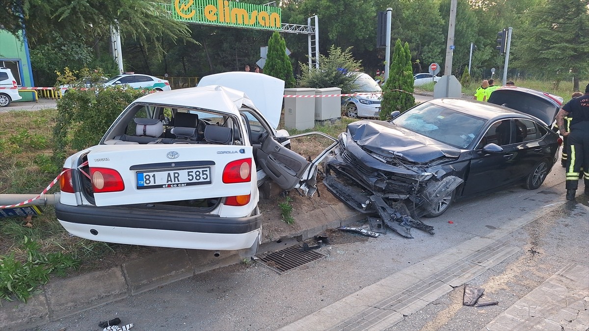 Kocaeli'nin Kartepe ilçesinde iki otomobilin çarpıştığı kazada 1'i ağır 3 kişi yaralandı.