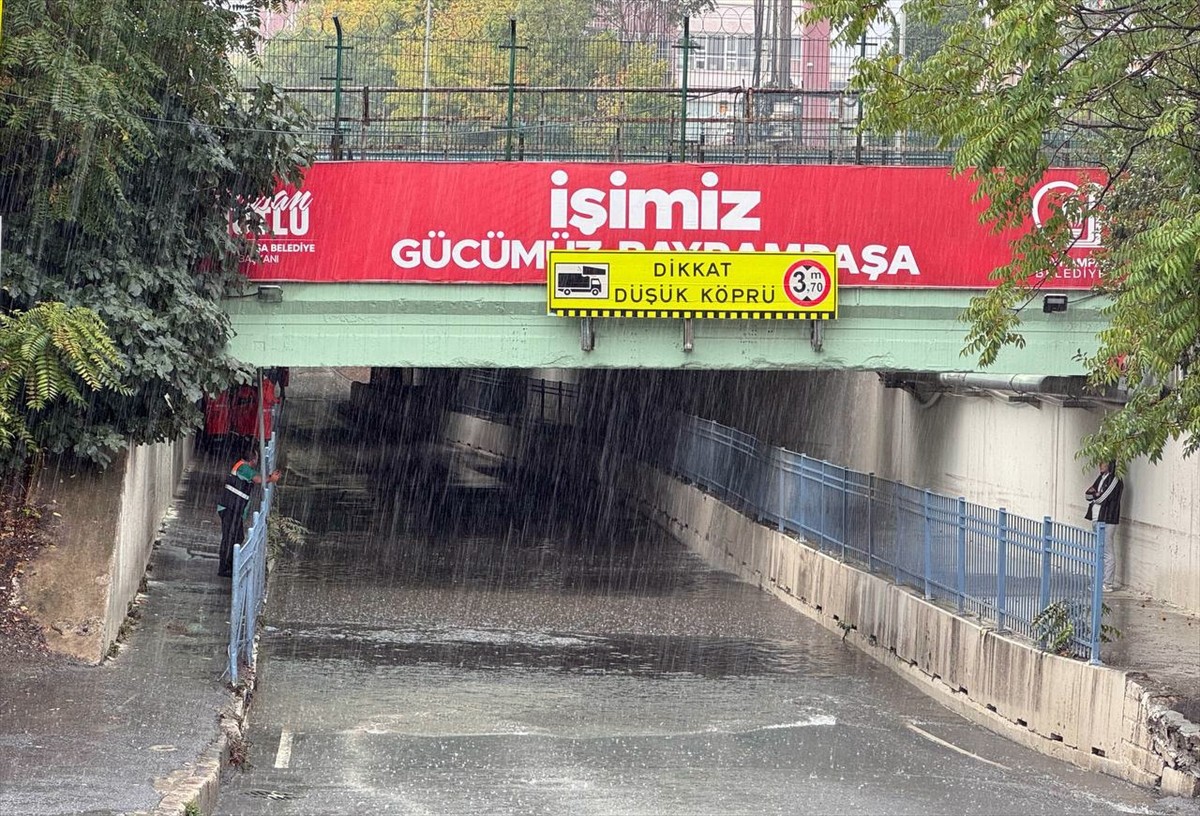 Meteoroloji'nin uyarılarının ardından İstanbul'un bazı ilçelerinde aralıklarla kuvvetli yağış...