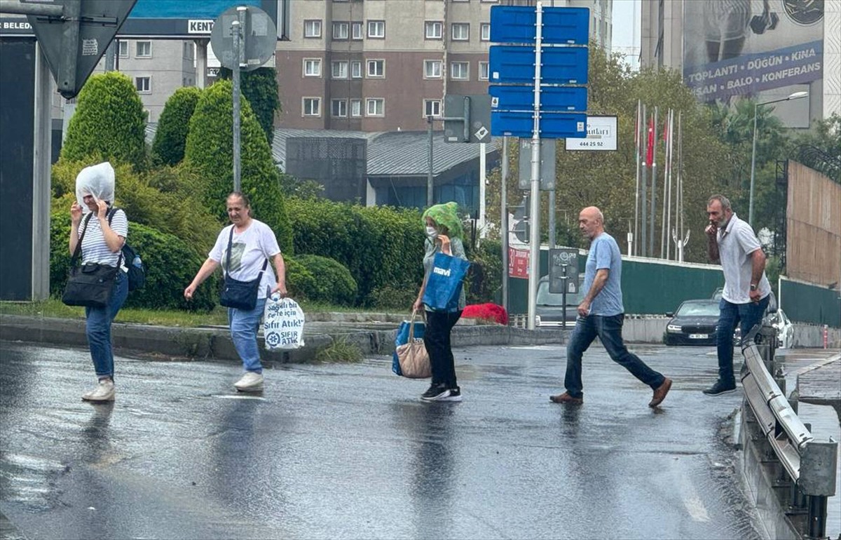 Meteoroloji'nin uyarılarının ardından İstanbul'un bazı ilçelerinde aralıklarla kuvvetli yağış...