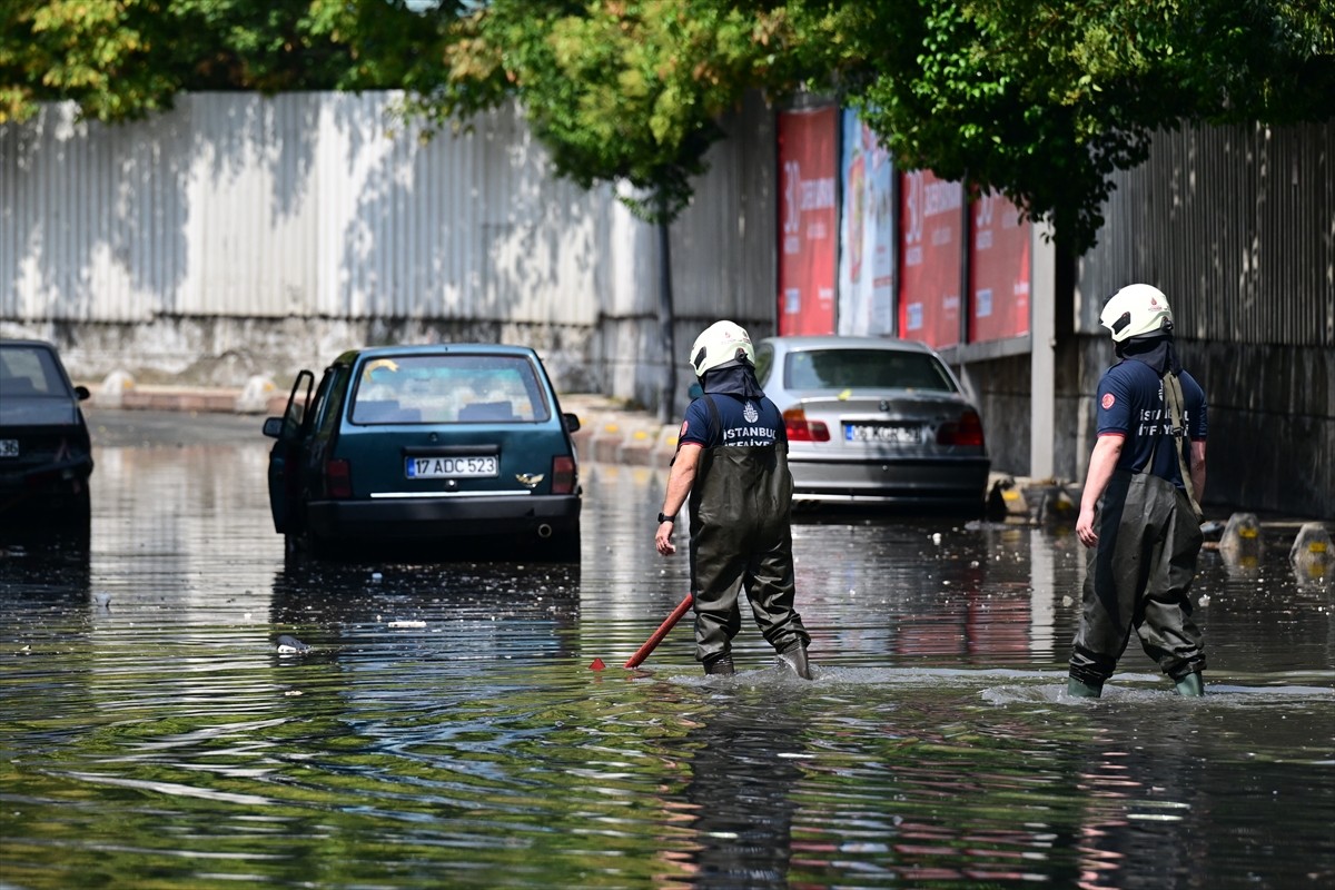 Meteoroloji'nin uyarılarının ardından İstanbul'un bazı ilçelerinde aralıklarla kuvvetli yağış...