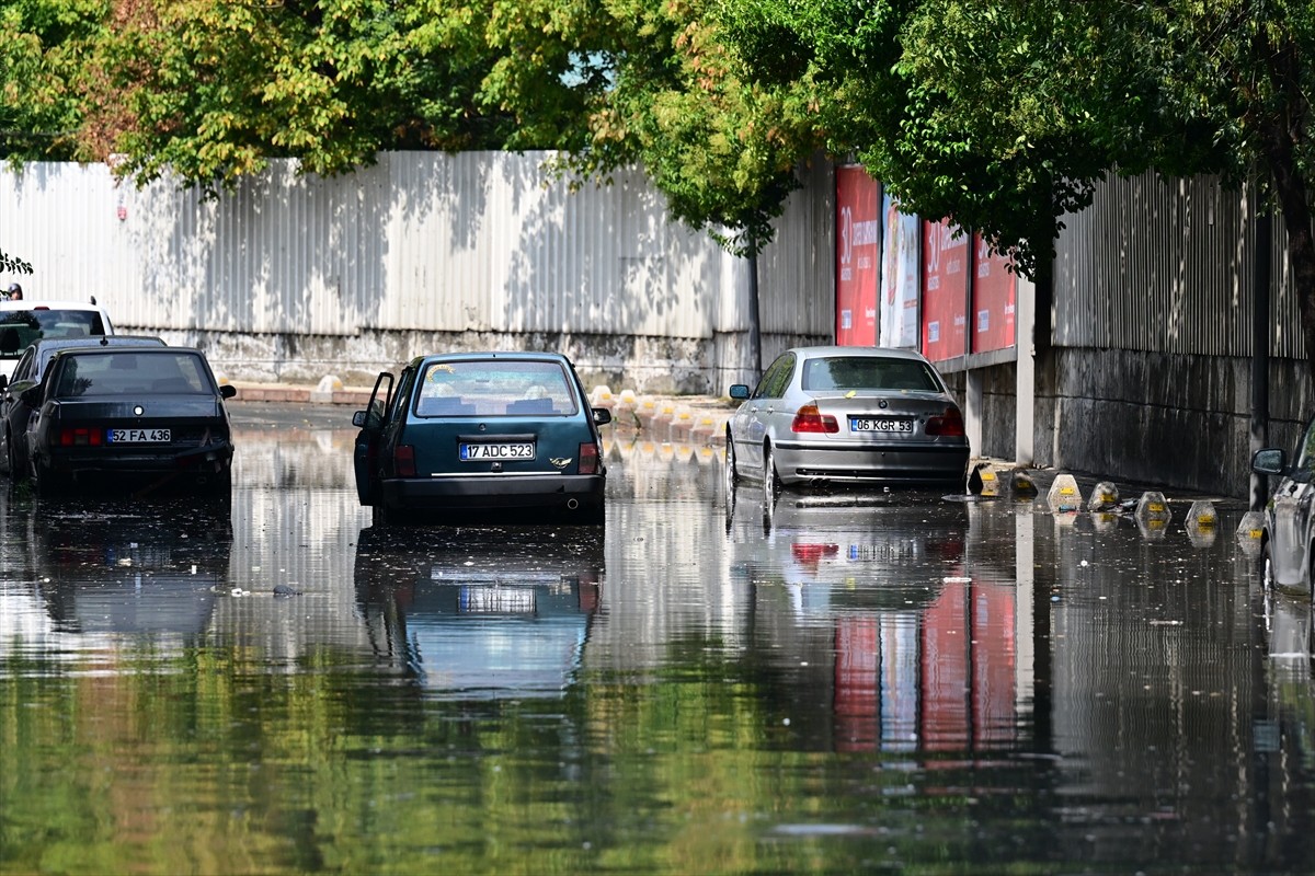 Meteoroloji'nin uyarılarının ardından İstanbul'un bazı ilçelerinde aralıklarla kuvvetli yağış...