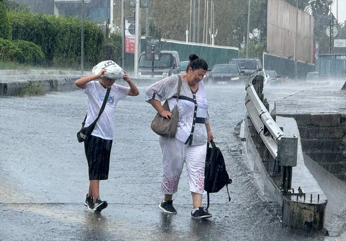 Meteoroloji'nin uyarılarının ardından İstanbul'un bazı ilçelerinde aralıklarla kuvvetli yağış...