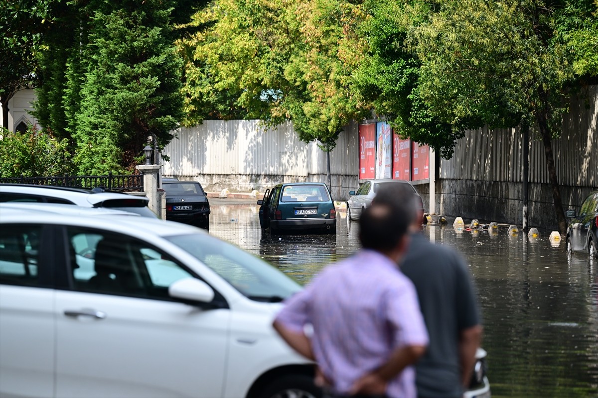 Meteoroloji'nin uyarılarının ardından İstanbul'un bazı ilçelerinde aralıklarla kuvvetli yağış...