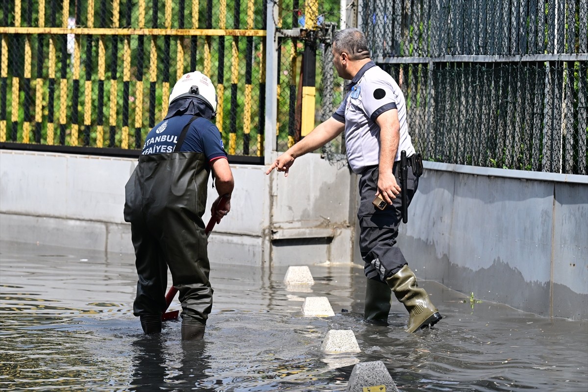 Meteoroloji'nin uyarılarının ardından İstanbul'un bazı ilçelerinde aralıklarla kuvvetli yağış...