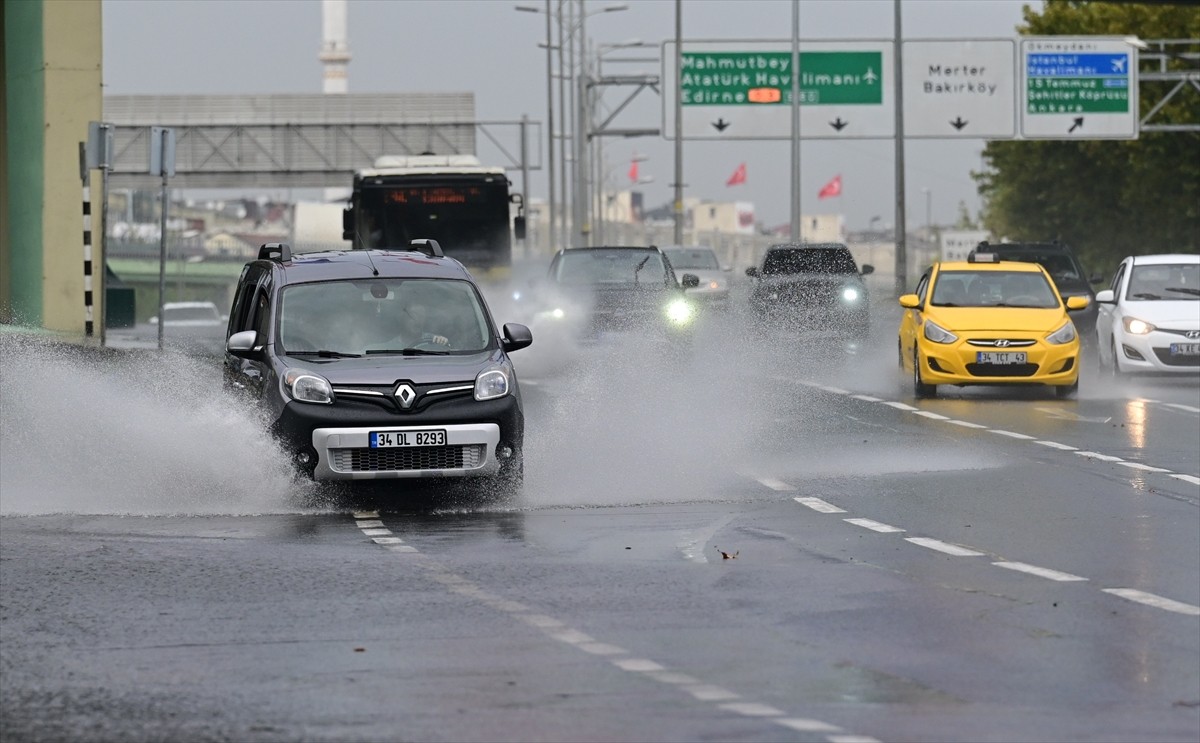 Meteoroloji'nin uyarılarının ardından İstanbul'un bazı ilçelerinde aralıklarla kuvvetli yağış...