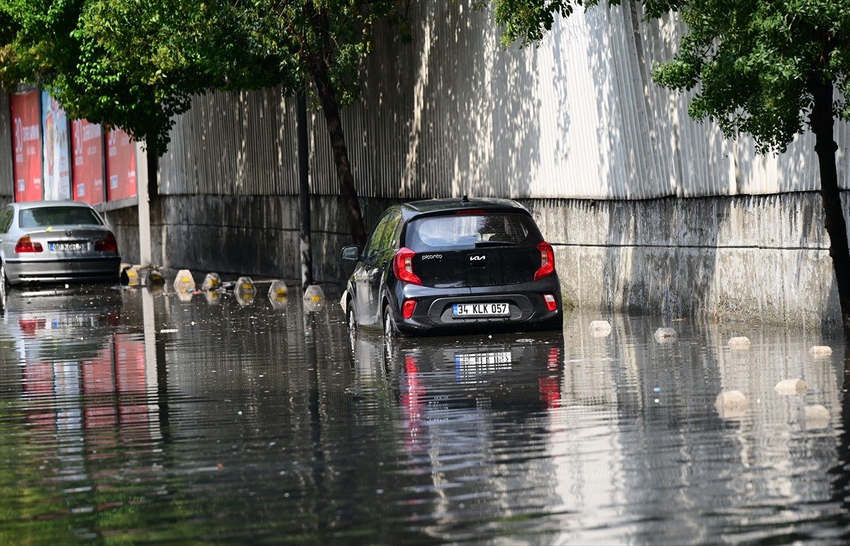 Meteoroloji'nin uyarılarının ardından İstanbul'un bazı ilçelerinde aralıklarla kuvvetli yağış...