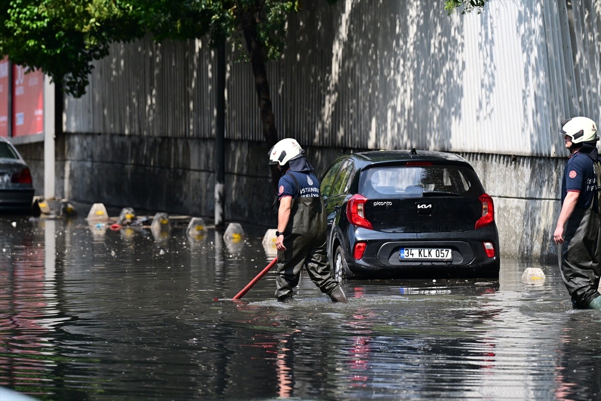 Meteoroloji'nin uyarılarının ardından İstanbul'un bazı ilçelerinde aralıklarla kuvvetli yağış...