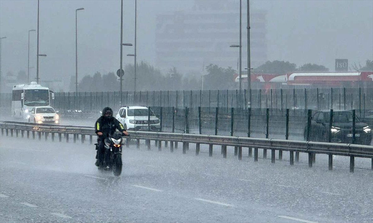 Meteoroloji'nin uyarılarının ardından İstanbul'un bazı ilçelerinde aralıklarla kuvvetli yağış...