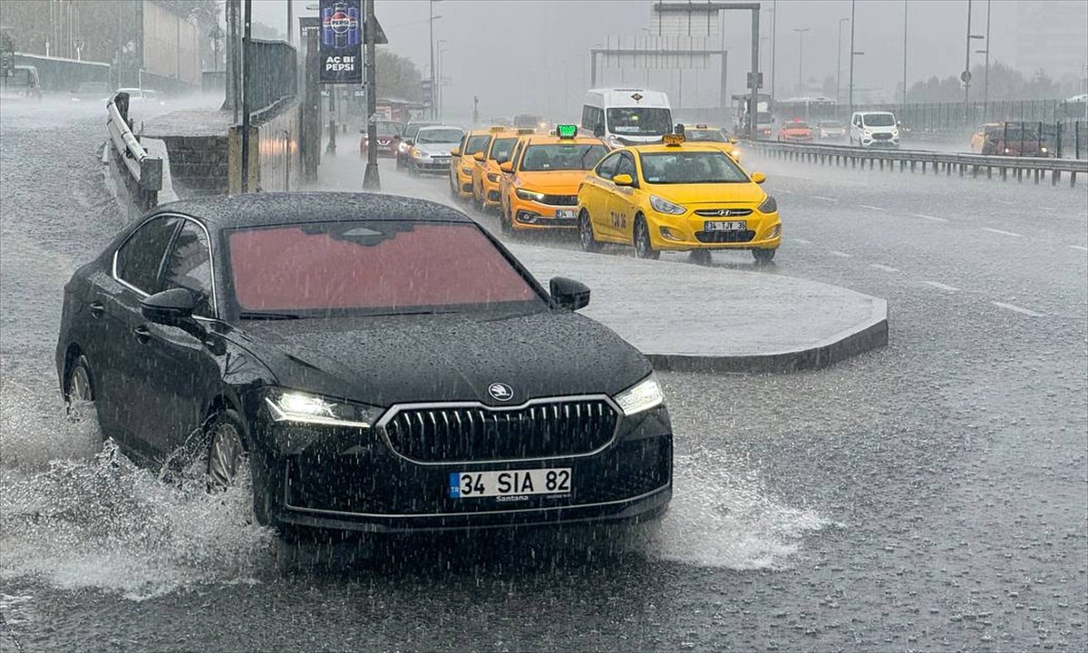 Meteoroloji'nin uyarılarının ardından İstanbul'un bazı ilçelerinde aralıklarla kuvvetli yağış...