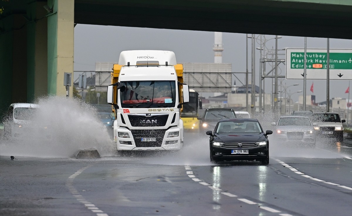 Meteoroloji'nin uyarılarının ardından İstanbul'un bazı ilçelerinde aralıklarla kuvvetli yağış...