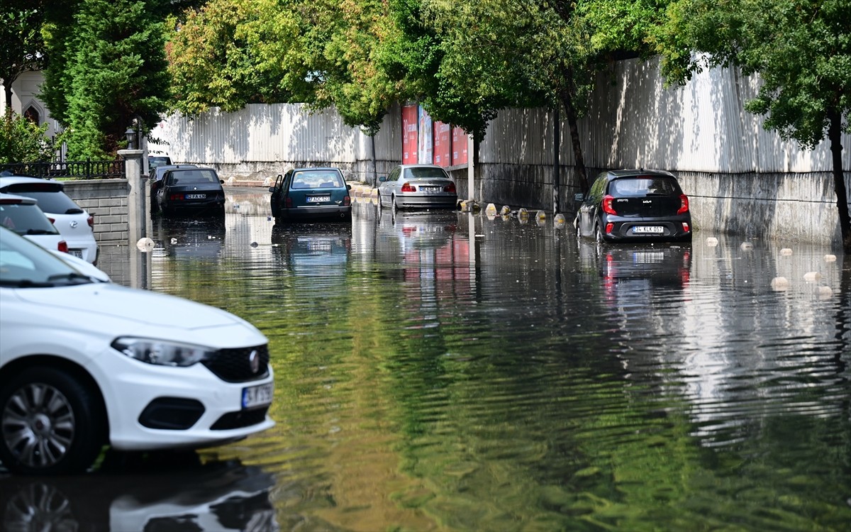 Meteoroloji'nin uyarılarının ardından İstanbul'un bazı ilçelerinde aralıklarla kuvvetli yağış...