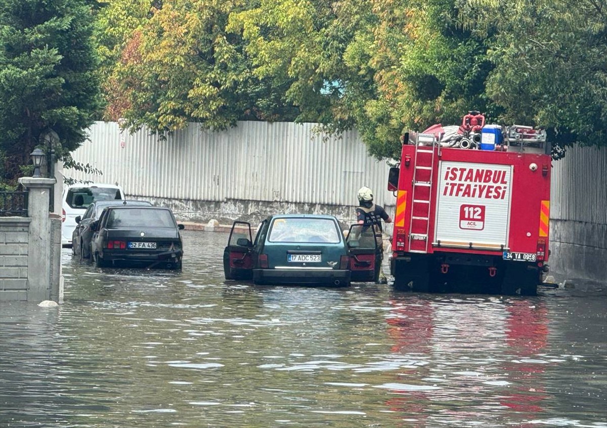 Meteoroloji'nin uyarılarının ardından İstanbul'un bazı ilçelerinde aralıklarla kuvvetli yağış...