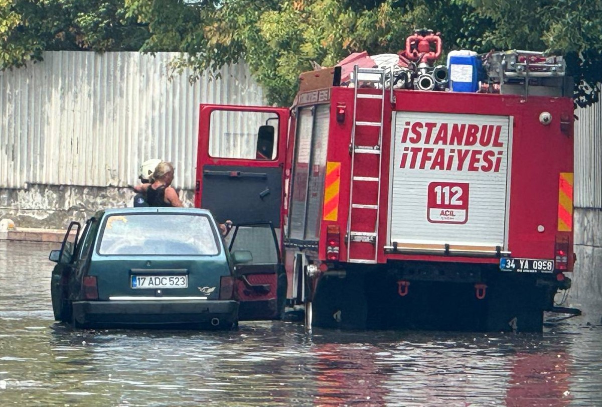 Meteoroloji'nin uyarılarının ardından İstanbul'un bazı ilçelerinde aralıklarla kuvvetli yağış...