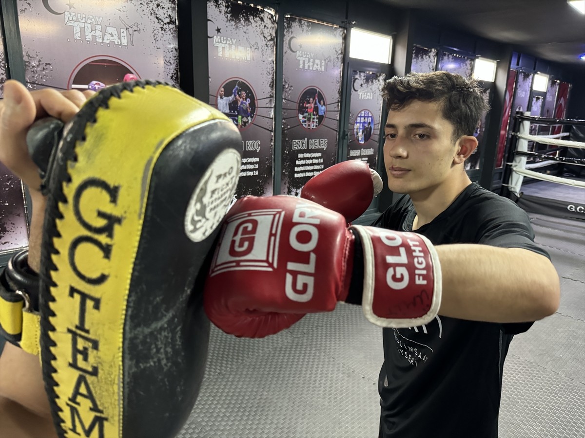 Milli sporcu Şükrü Kirlikaya, imkansızlıklar nedeniyle yıllar önce muaythai sporunu bırakmak...